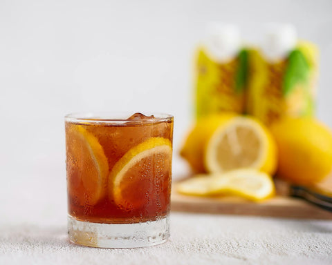 Close-up of iced tea with lemon slices, perfect for refreshing thirst.